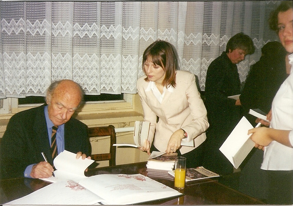 Karl Dedecius podpisuje ksizk Dialog z pamici. Wiersze o odzi wydanej przez Muzeum Historii Miasta odzi w 2001