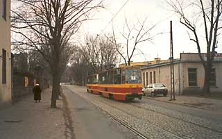Ulic Cmentarn od ponad stu lat przemierzaj tramwaje zmierzajce na Cmentarz Stary. Czy na tej cichej uliczce wysadzanej drzewami komunikacj szynow zastpi autobus?